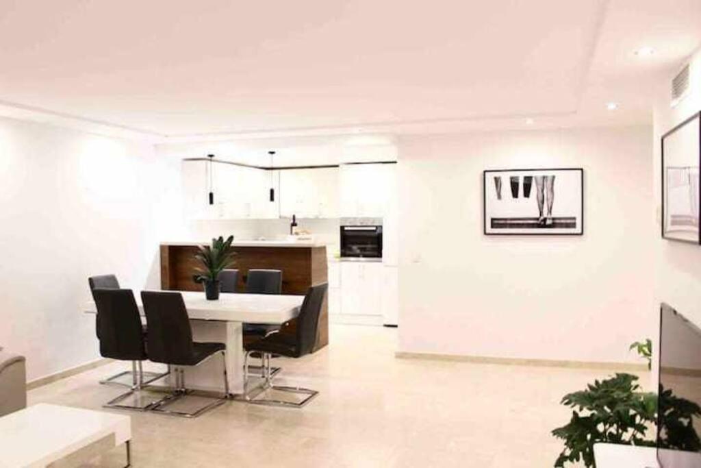 Large Modern Beach Front Apartment, Rooftop Pool!! Marbella Dış mekan fotoğraf