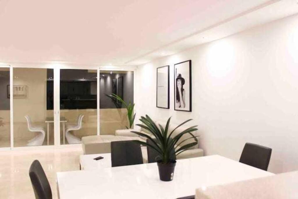 Large Modern Beach Front Apartment, Rooftop Pool!! Marbella Dış mekan fotoğraf