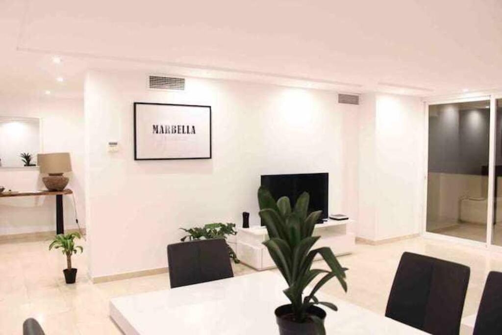 Large Modern Beach Front Apartment, Rooftop Pool!! Marbella Dış mekan fotoğraf
